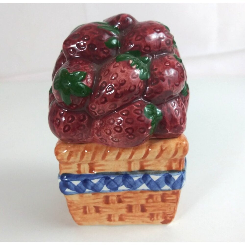 Vintage Basket Of Strawberries Salt & Pepper Shakers - Picture 2 of 11
